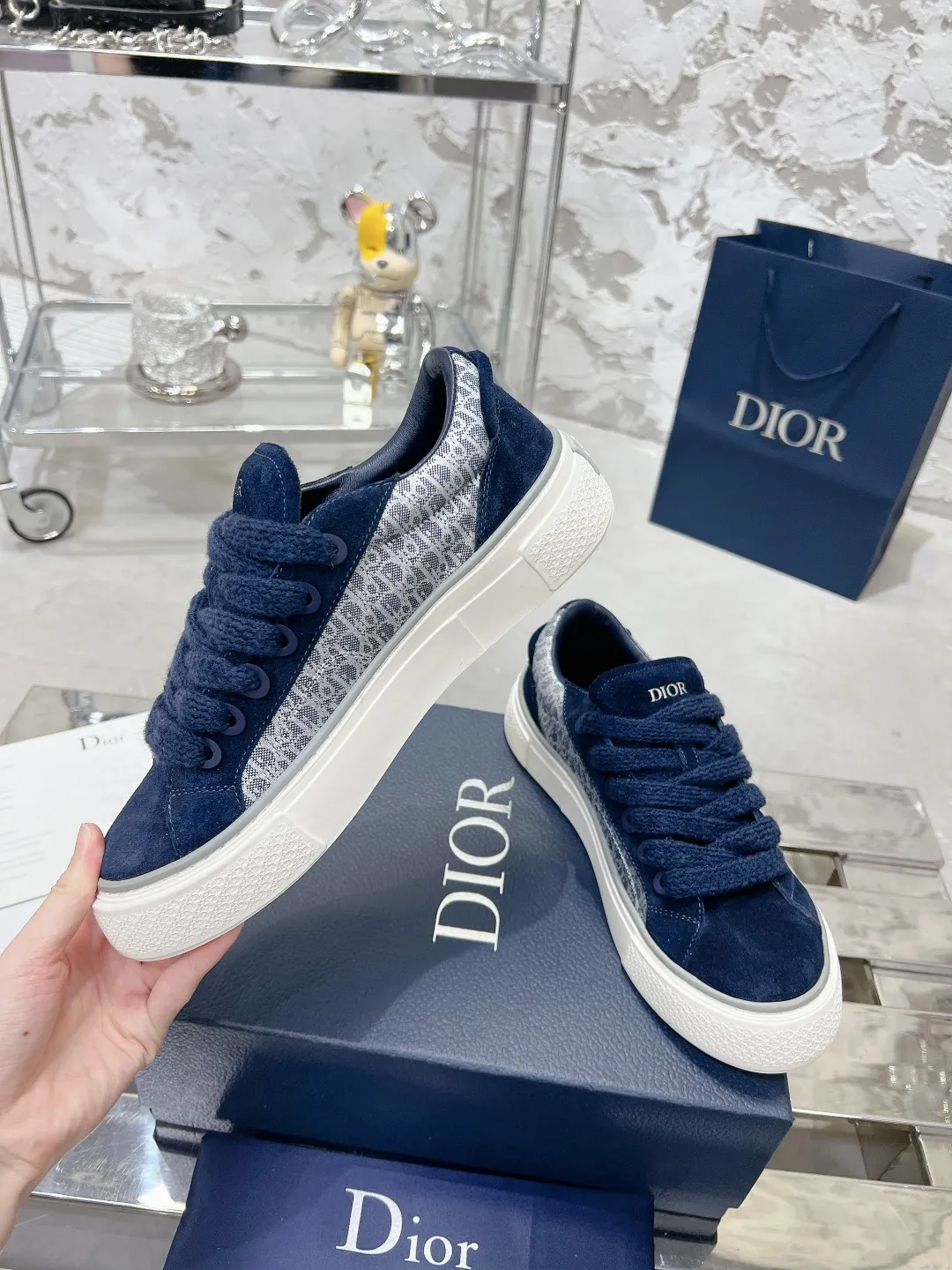 👟👟Ex-factory price 560👟👟Women's shoes, women's clothing, women's shoes factory top version Dior Dior B33 series! Casual sneakers for couples 👟 Purchased from the original, developed and made. Carefully crafted from Dior gray cow leather, decorated with tone-on-tone CD Diamond pattern canvas panels on the sides. The shoelace eyelets in the shape of CD Icon are clever and exquisite, and the two-color sole, tongue and heel are all decorated with special details, making it even more refined. It is a very casual and versatile shoe. 🔘Fabric: Original customized calfskin + Oblique floral fabric 🔘Inner: Customized breathable lining 🔘Outsole: Original molded T👟👟Ex-factory price U combination outsole 🔘Sole thickness: 3CM 🔘Number of sizes: Women’s size: 35-41 Men’s size: 38-46 (Female 41, Men’s 38, 46 customized are not returnable)